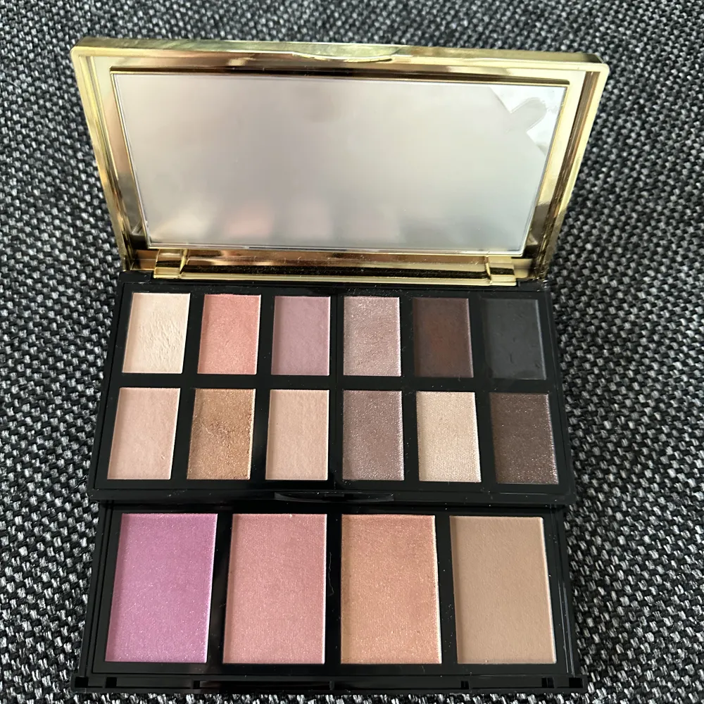 Limited Edition Holiday 2022 Face and Eye Palette has 12 luxurious eye shadows and 4 cheek/complexion shades to create the most natural to sultry looks you can dream up.  Multi-layer compact houses a mirror for touch ups and a pull out drawer to keep your. Övrigt.