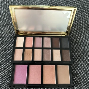 Lancôme palett  - Limited Edition Holiday 2022 Face and Eye Palette has 12 luxurious eye shadows and 4 cheek/complexion shades to create the most natural to sultry looks you can dream up.  Multi-layer compact houses a mirror for touch ups and a pull out drawer to keep your