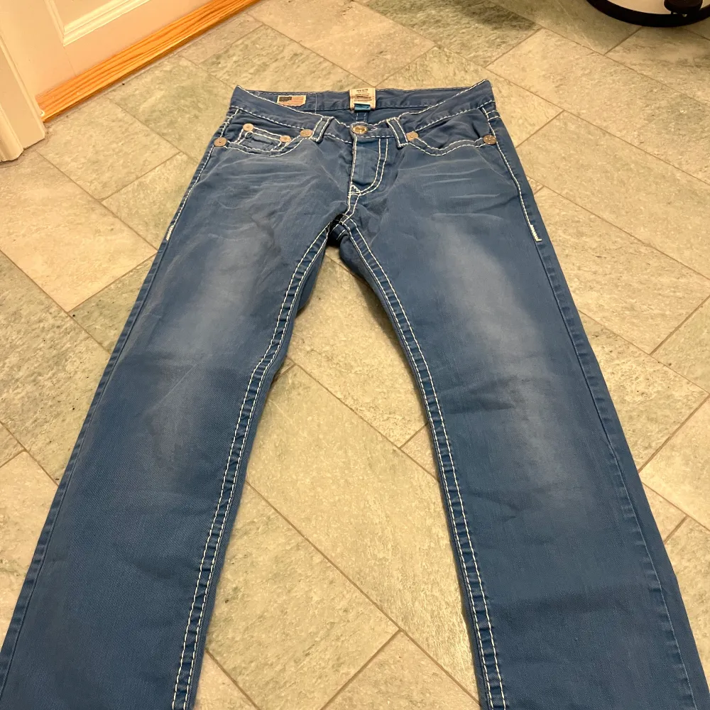 Ett par skit feta byxor av true religion. De har en riktigt cool blå färg och är i ett riktigt bra skick . Jeans & Byxor.
