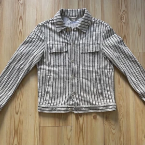Overshirt randig - Randig overshirt från Zara i storlek M. Nästan oanvänd