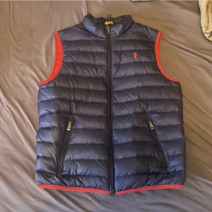 Polo väst - Säljer min polo väst pga passar ej mig längre. Cond 10/10 priset kan diskuteras 