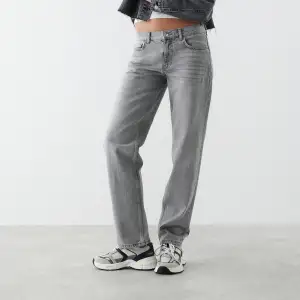 Low waist jeans från Gina Tricot i jättebra skick. Använda fåtal gånger.