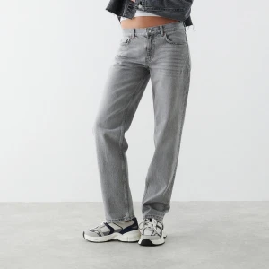 Low waist jeans - Low waist jeans från Gina Tricot i jättebra skick. Använda fåtal gånger.