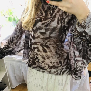 Topp - Säljer denna sjukt snygga sommar toppen💗den är i XL men passar S