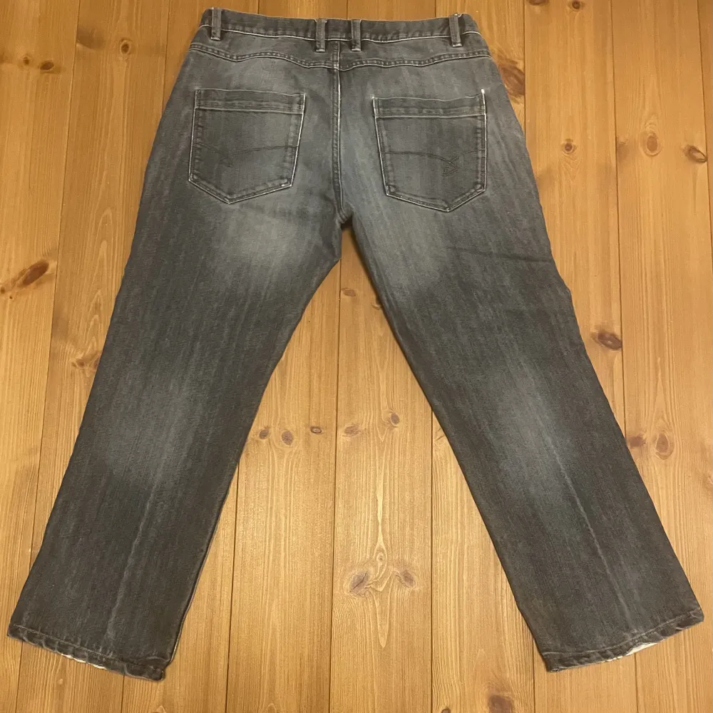 Baggy vintage jeans med fade. Skriv för mått och andra frågor.. Jeans & Byxor.