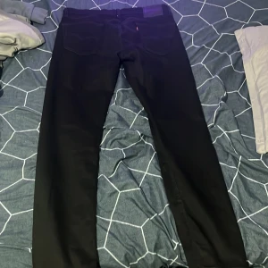 Levis 502 Taper 34/34 - Köpta för 1.099, använda 4-5 gånger. Efter någon användning blev dom för småa