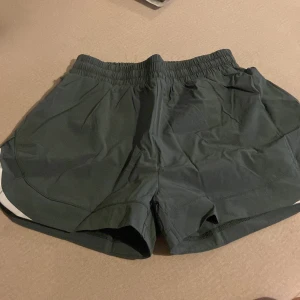 Oanvända träningsshorts - Supersköna, snygga träningsshorts från Alphalete (färg syns bäst på bild 2). Aldrig använda, kommer i originalförpackning! Har ficka, reflexer, undershorts och snörning i midjan 😍🌼 NYPRIS = ca 380kr - fråga för fler bilder☺️