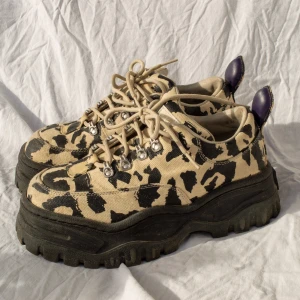 Eytys Angel - Ett par riktigt snygga eytys angels! Kan verkligen höja vilken outfit som helst till en ny nivå😎