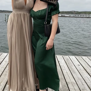 Balklänning - Mörkgrön balklänning i sidenliknande material, söt liten rosett i ryggen. Passar XS/S💚 Jag är 154cm lång 