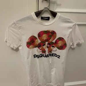 Dsquared T-shirt  - -Nypris 1.400kr - Bra skick och sitter som en S herr