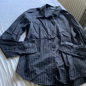 Skjorta från Åhléns  - Skitsnygg skjorta från Åhléns❤️‍🔥 köpt på second hand. Aldrig använd och inga defekter🥰🥰