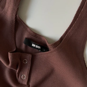 Topp Bik Bok - Säljer denna supersöta toppen från Bik Bok. Helt oanvänd 🤍 