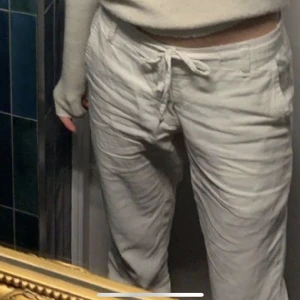 LINNEBYXOR - Säljer dessa krämvita linnebyxor från märket Lindbergh storlek xs/herr💓Använda typ 3 gånger så i nyskick💓har knytning i midjan och bakfickor som syns på bild 3💓köpta för 700kr, kom med eget prisförslag! 