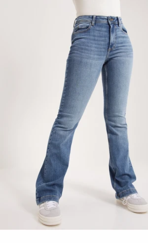 Jeans - Säljer mina fina jeans ifrån nelly i väldigt fint sick. Storlek midja 25 längd 30 Köpta för 449kr men säljer för 200kr