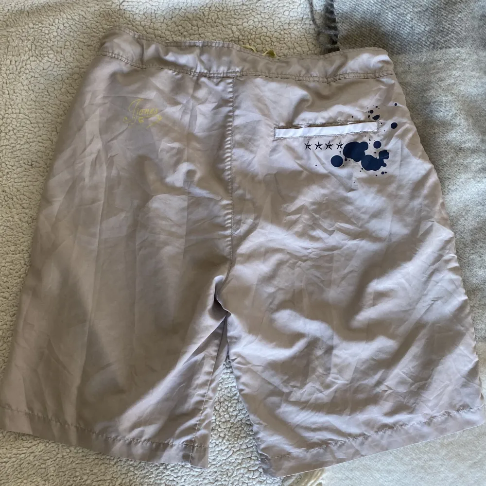 Snygga badshorts, stl M (skulle säga passar M/L) 💙säljer för dem är för stora på mig. . Shorts.