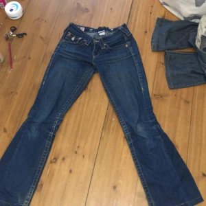 True religion - Ett par true religion jeans säljer då de ej passar mig längre, skit snygga passar någon lite kortare