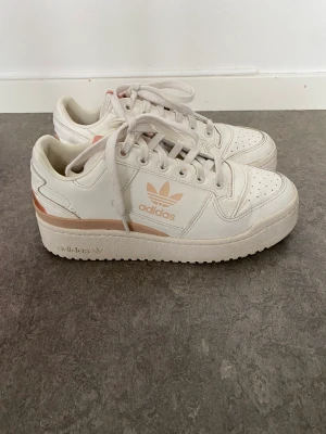 Adidas forum sneakers - Måste tyvärr sälja dessa snygga skor då de är för stora för mig och därför inte kommer till användning. De är endast använda två gånger så de är i fint skick! Modellen säljs inte längre. Inköpspris 1200kr 