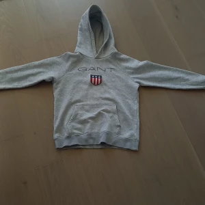 Gant Hoodie  - Säljer min Gant hoodie som är i jätte bra skick! Tar endast Swish! Köparen står för frakten. 😽