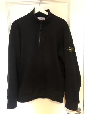 Stone island half-zip - Hej! Säljer min stone island half-zip då jag har tröttnat på den. Köpt på nk i Göteborg för ungefär 2400 men värdet är nu 3400 på resell. Använd varsamt. Hör av dig för fler bilder! Öppen för byten