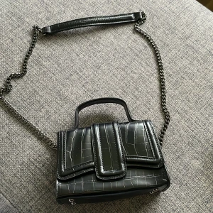 Zara väska - En liten väska från zara som inte är så mycket använd🤗