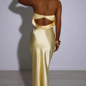 Maxiklänning  - Super fin maxi klänning med öppen rygg i satin. Perfekt färg nu till sommaren. Storlek S. Såld 500‼️‼️