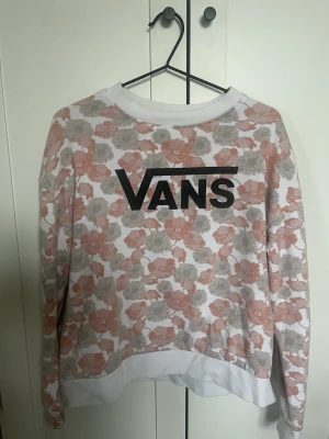 Vans sweatshirt  - Har knappt använt denna och därav säljer jag den!