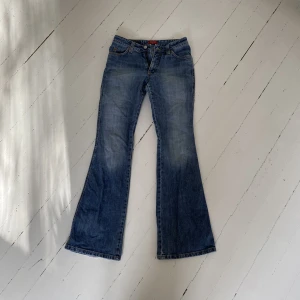 Snygga jeans!! - Så snygga bootcut jeans!! Ifrån Big Star⭐️                               Midja: 33cm (rakt över) Innerbenslängd:81cm❤️Pris kan diskuteras