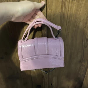 Rosa handväska  - I princip nyskick!! Har använts endast någon enstaka gång! Perfekt för att piffa upp outfiten lite extra💓✨