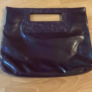 Dark purple handbag med fina detaljer 