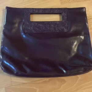 Dark purple - Dark purple handbag med fina detaljer 