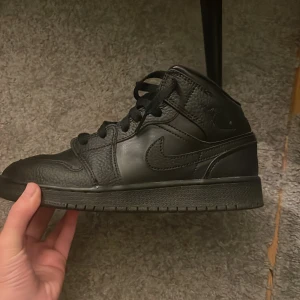 High black jordans - Jätte snygga jordans, säljer för billigt för vill ha dem sålt💕