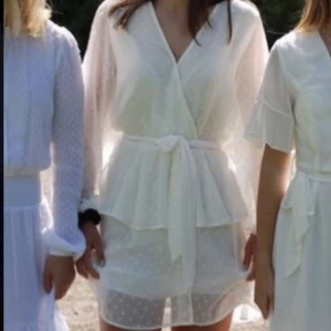 Studentklänning  - Student, skolavslutning, konfirmations klänning, använd 2 ggr, nysick, mer v ringat egentligen (jag har säkerhetsnål på bilderna" 