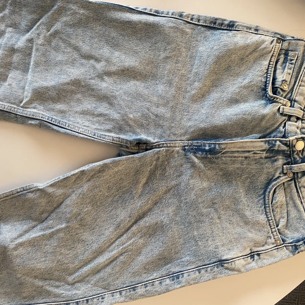 Ljusblå jeans från weekday i modellen rowe . Jeans & Byxor.