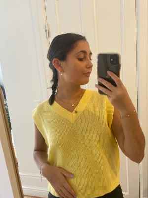 Gul stickad väst  - Säljer min superfina väst i gult, i stickat material. Den kommer tyvärr inte till användning längre 💛