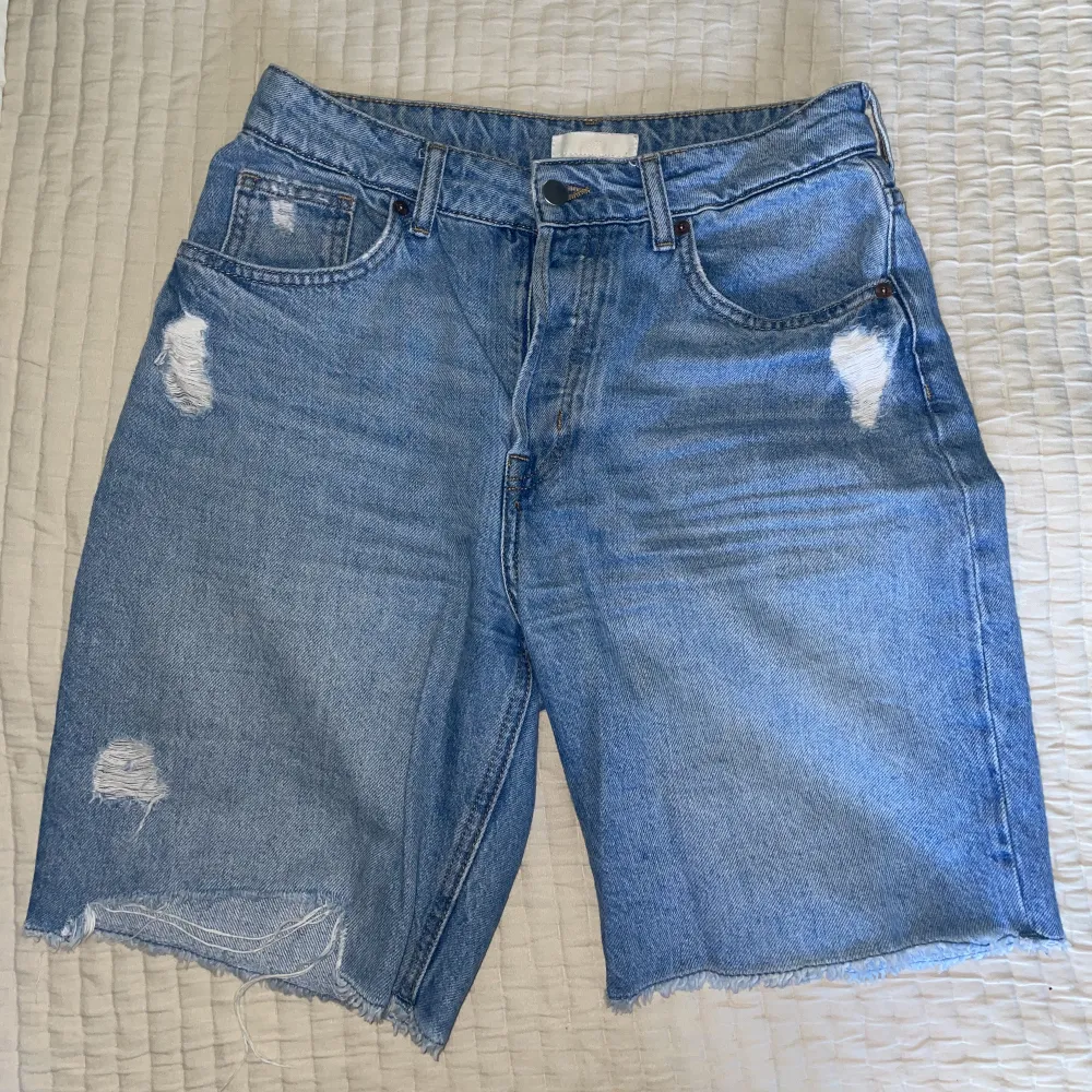 Jättefina jeansshorts från HM storlek 38! Dessa har varit mina favoriter men har tyvärr blivit för små. Hör av er vid frågor💕. Shorts.