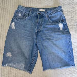 Jättefina jeansshorts från HM storlek 38! Dessa har varit mina favoriter men har tyvärr blivit för små. Hör av er vid frågor💕