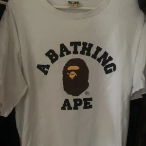 A bathing ape tröja - Jättefint skick  Storlek: Xl Nypris: 1900kr Mitt pris : 600 prutat och klart