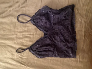 mörkblå linne med spets - super fint mörkblått linne med spets, använd 1 gång❤️ säljer då den är för liten. den har en sån stretch sak där bak också. köpt från bikbok i strlk xs. använd gärna köp nu men skriv innan ❤️