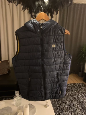 Väst Jack & Jones - En väldigt fin Jack & Jones väst i färgen mörkblå och gul. Nyskick.