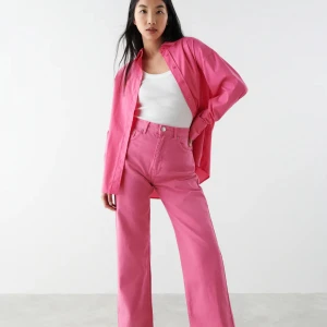 Rosa Idun straight jeans - Rosa jeans från Gina Tricot i modellen ”Idun”. Storlek 38. Helt nya, lappar och allt kvar.