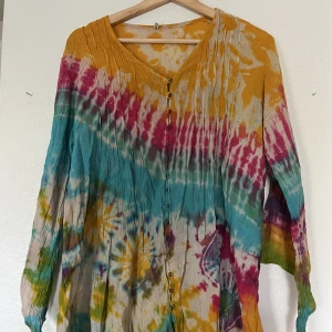 Blus - Färgglad blus. Storlek M. 