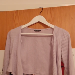 Lila kofta ish - Köpt second hand, men insåg att det ibte riktigt var min stil, så säljer nu den för en billig peng 💕