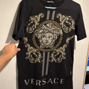 Skitsnygg Versace Tshirt som jag nu tyvärr säljer. Liten för mig därav säljer jag den. Den har en liten defekt (se bild 3) men annars är den dunder (skick 7/10). Först till kvarn som gäller!