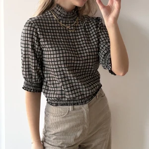 trekvartsärmad tröja - Jättefin puffig trekvartsärmad, mönstrad tröja från Monki i storlek S. Använd men i superbra skick. Hör av dig om du undrar något🤍