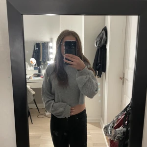 Grå tröja  - Grå croppad tröja nästan oanvänd säljar pågrund av att jag nästan aldrig använder den.