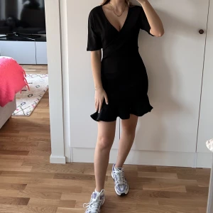 svart klänning - Fin svart klänning från Chiquelle i nyskick (lapparna finns kvar). Storlek S. Trekvartsärmar. Hör av dig om du undrar något🤍