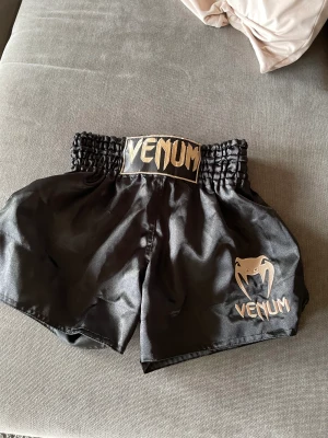 Venum Shorts - Säljer ett par venum kickboxning shorts.i storlek M dom är testade en gång inte mer än så.nypris är runt 500kr