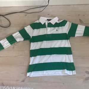 Polo tröja  - hej använt 2 gånger nästan helt ny 