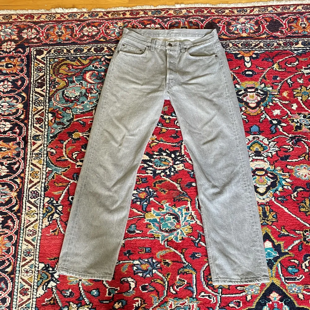 Sjysta Levis jeans, säljer de därför att de är för stora. . Jeans & Byxor.