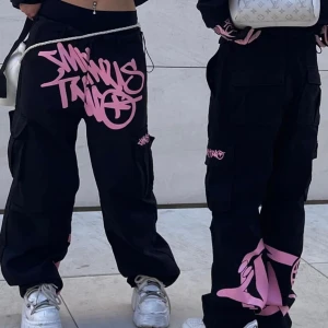 Cargo pants  - Minus 2 cargo pants pink, storlek S, använda några fåtal gånger, justerbar vid midjan och vid fötterna 